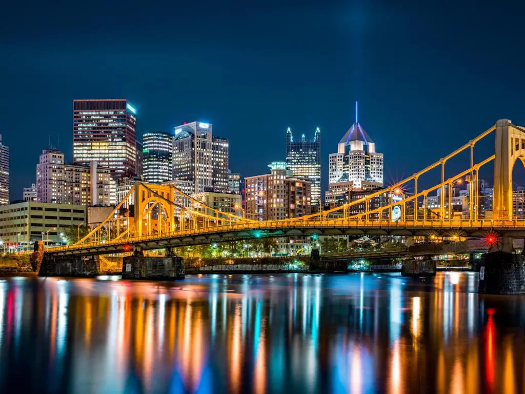 El puente Rachel Carson cruza el río Allegheny en Pittsburgh, Pensilvania, por la noche