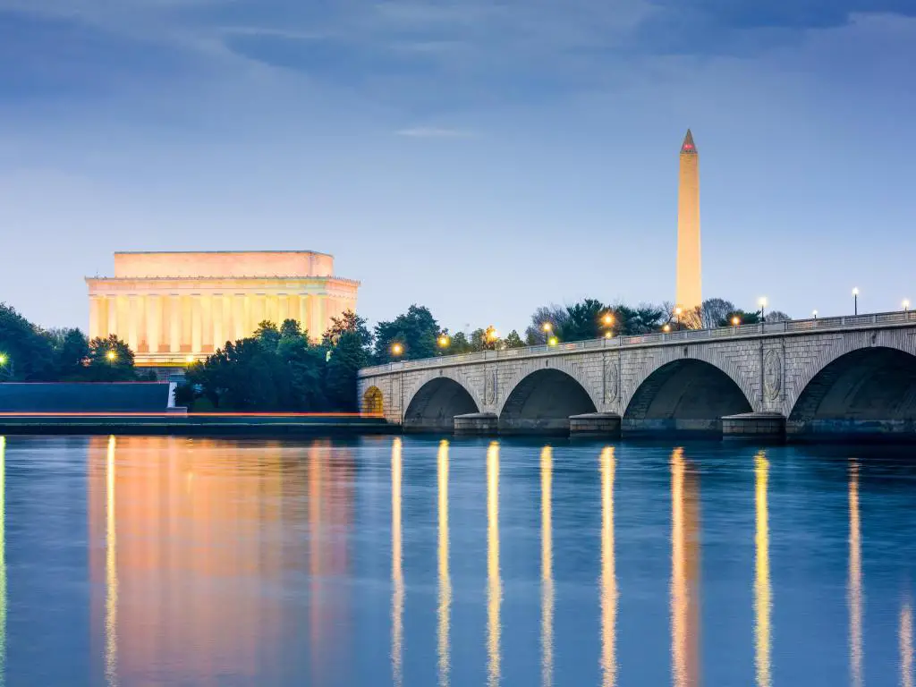 Washington DC, Estados Unidos con el horizonte en el río Potomac con Lincoln Memorial, Washington Monument y Arlington Memorial Bridge por la noche.
