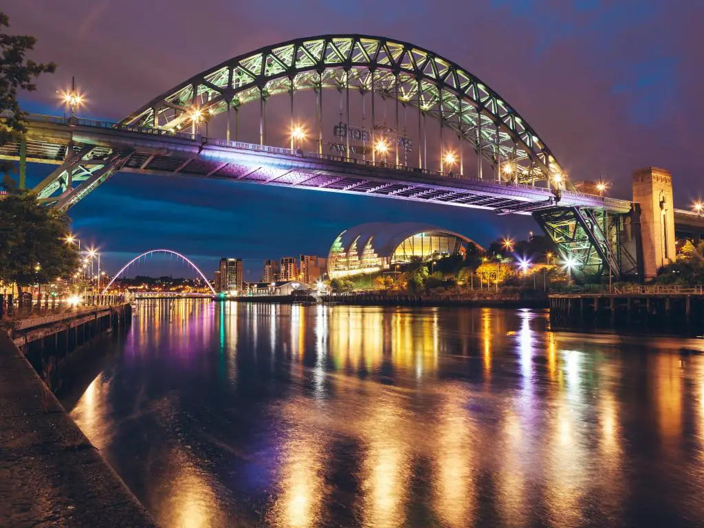 El puente Tyne, Newcastle, Reino Unido, con vistas al río y al puente por la noche.