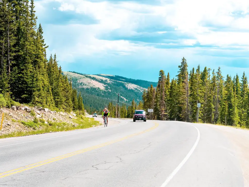 Ciclista dando la vuelta a una curva en el Hoosier Pass, Colorado en un día soleado