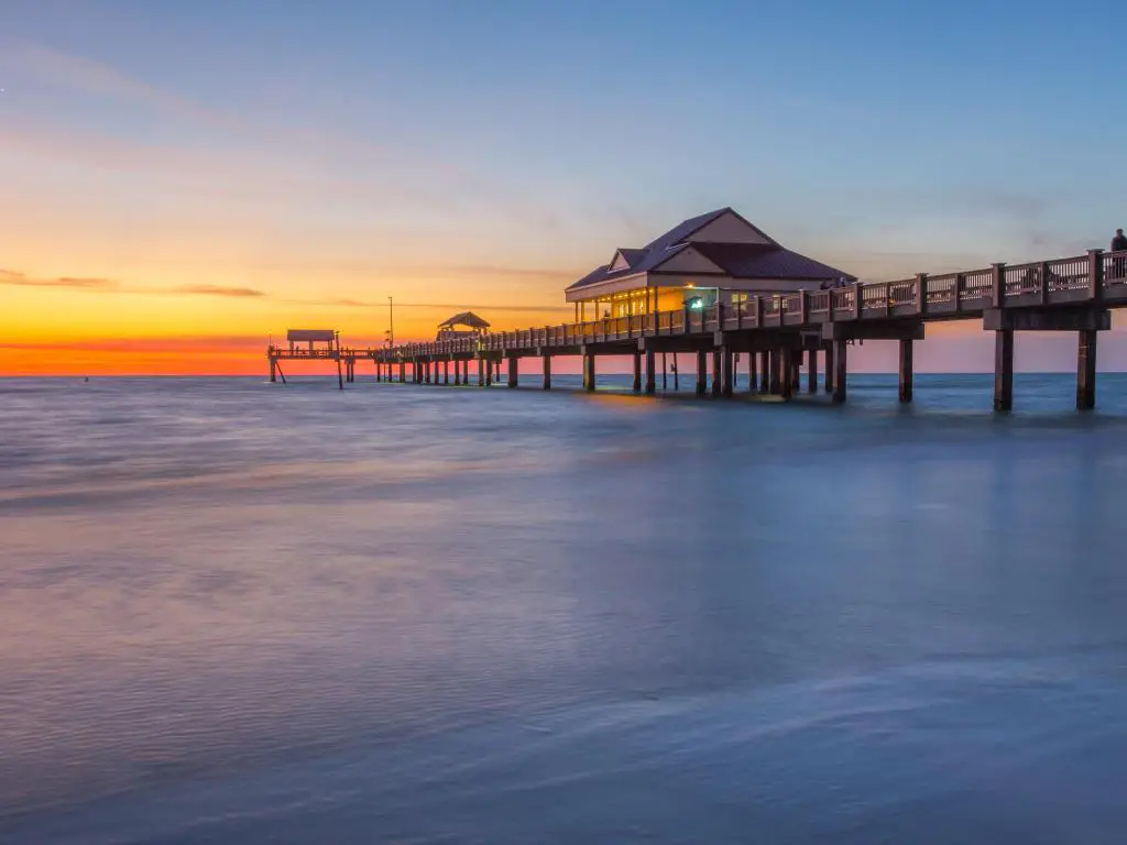 Hermosa vista de la puesta de sol en Clearwater Beach Pier Florida