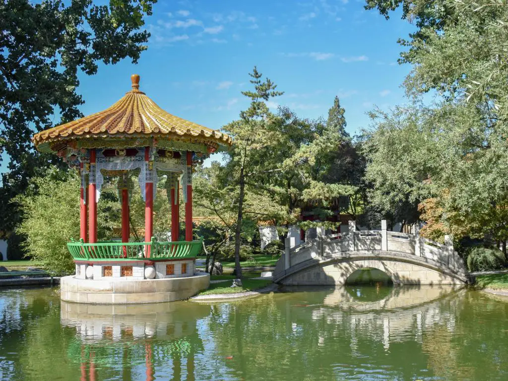   Chinagarten Zúrich.  Jardín temático con construcciones típicas de China