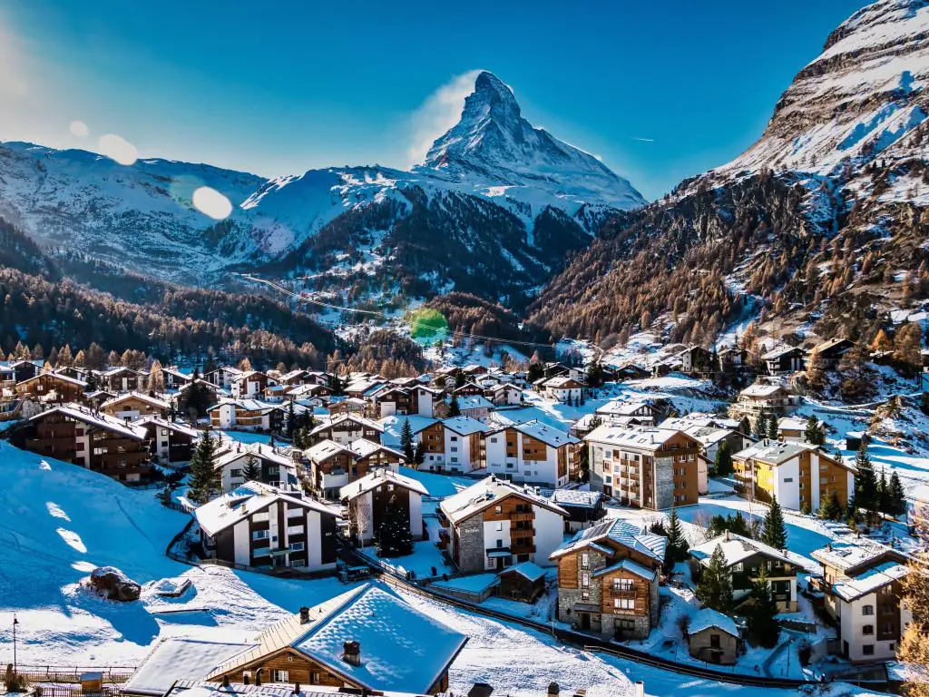 Montañas y pueblos nevados de Zermatt y Matterhorn en invierno
