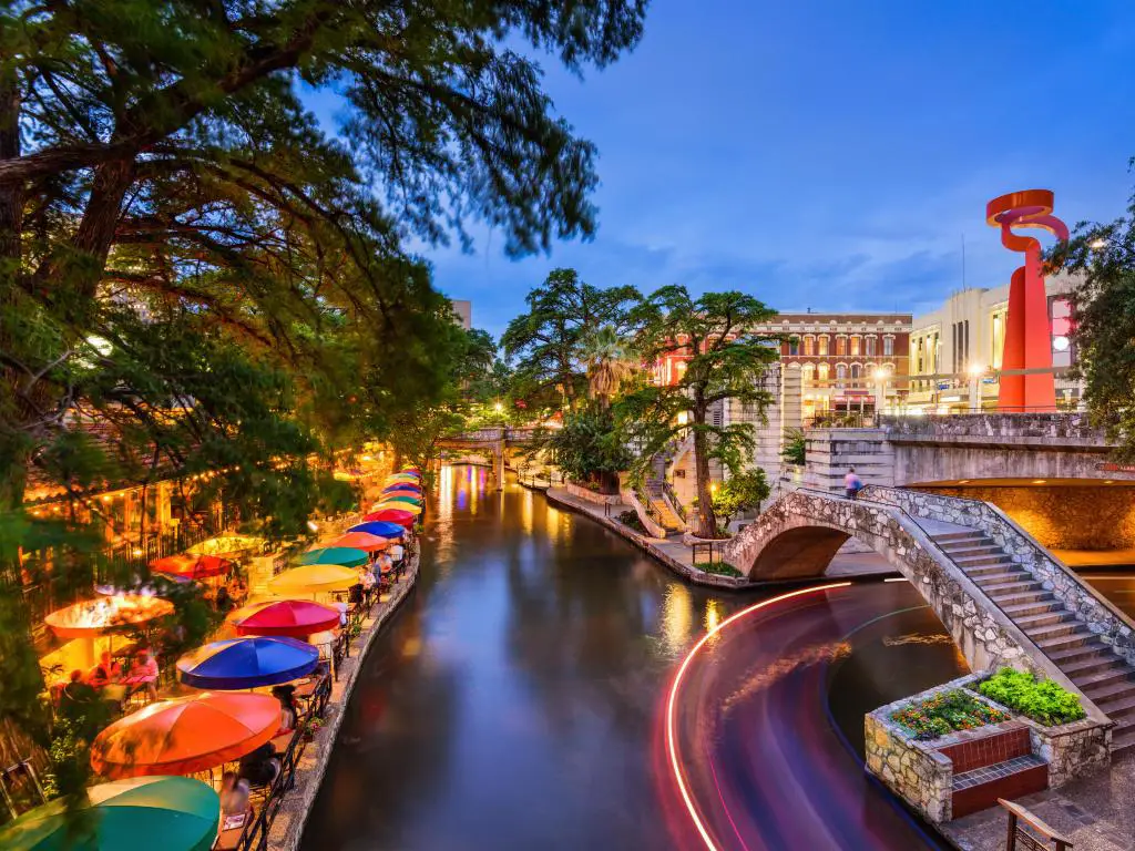 El paisaje urbano de San Antonio, Texas, EE.UU. en el River Walk con sombrillas de colores brillantes fuera de los restaurantes