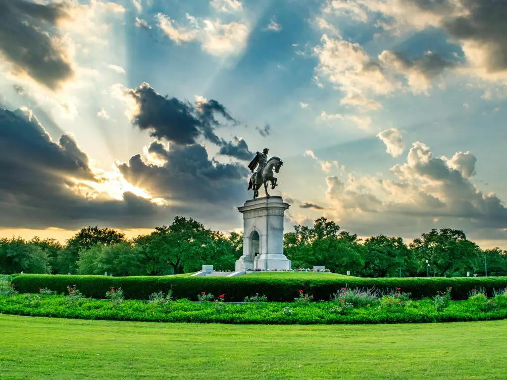 Estatua y jardín en Houston al atardecer - Houston, Texas, EE.UU.