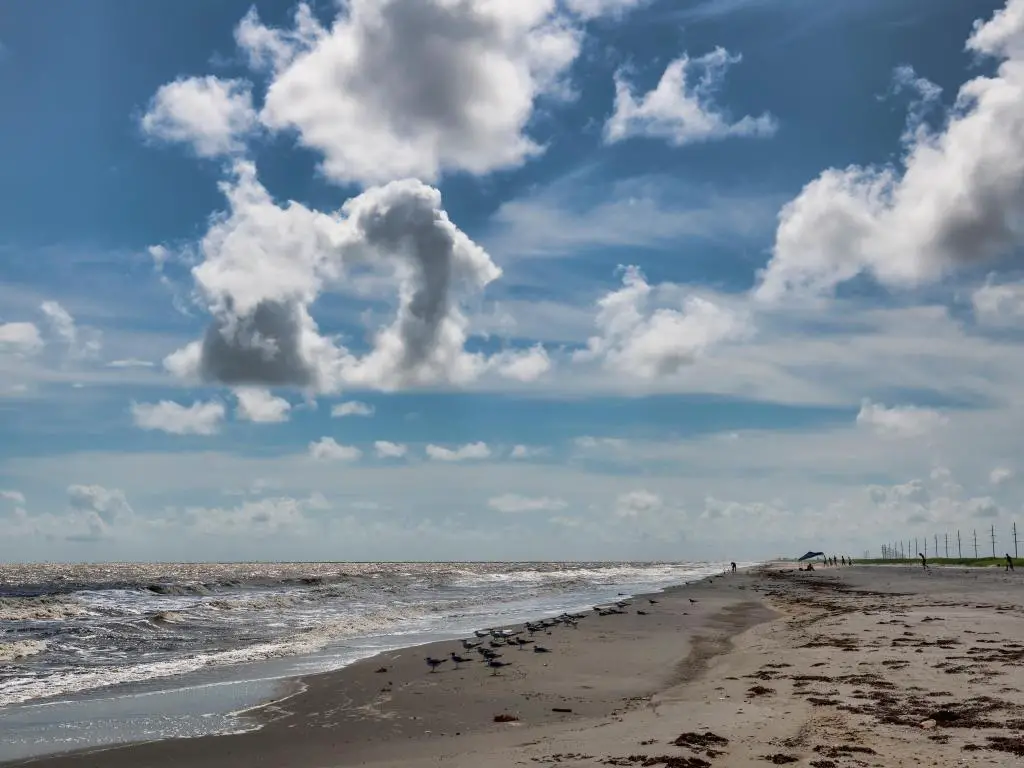 Día soleado de agosto en Holly Beach en el Golfo de México en Cameron Parish Louisiana
