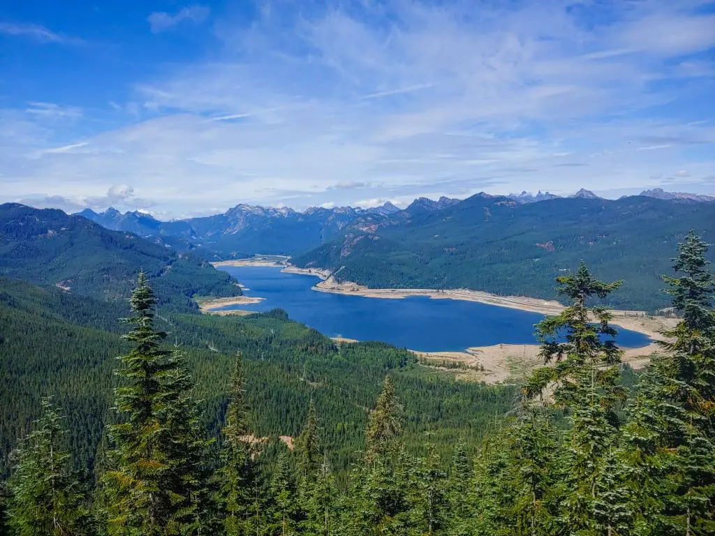 El lago Keechelus es un lago y embalse en el noroeste de los Estados Unidos, cerca de Hyak en el condado de Kittitas, Washington.