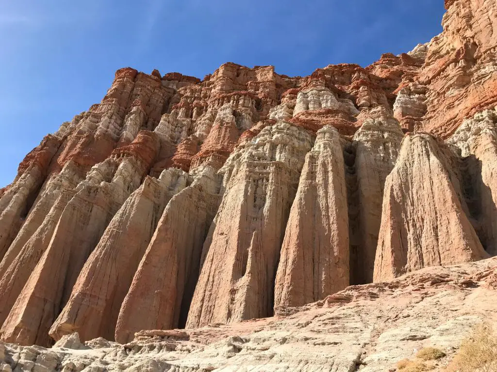Dramática formación de roca vertical naranja en el Parque Estatal Red Rock Canyon 