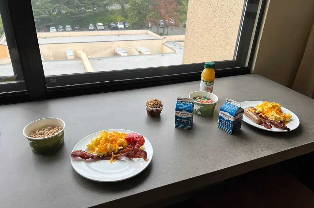 Productos para el desayuno en el lounge del aeropuerto de Seattle del Marriott
