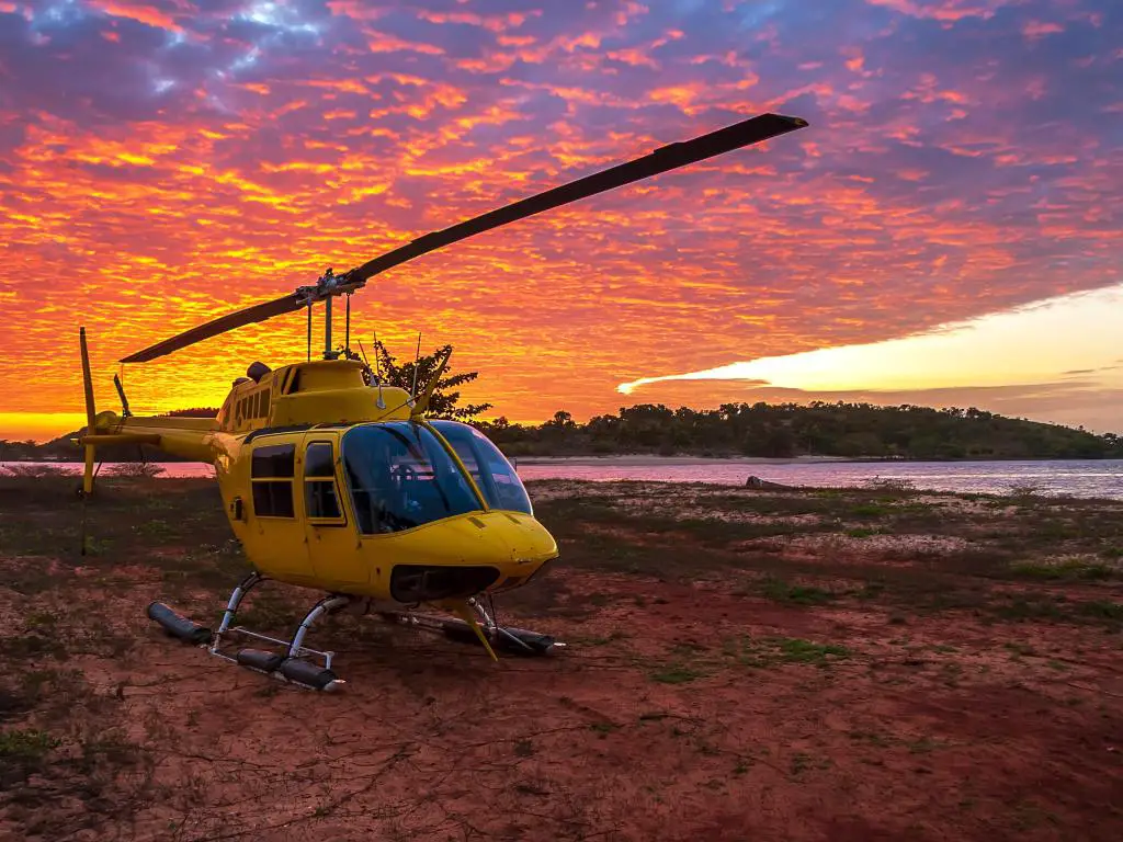 Un helicóptero en la playa al atardecer en Cape York, Australia