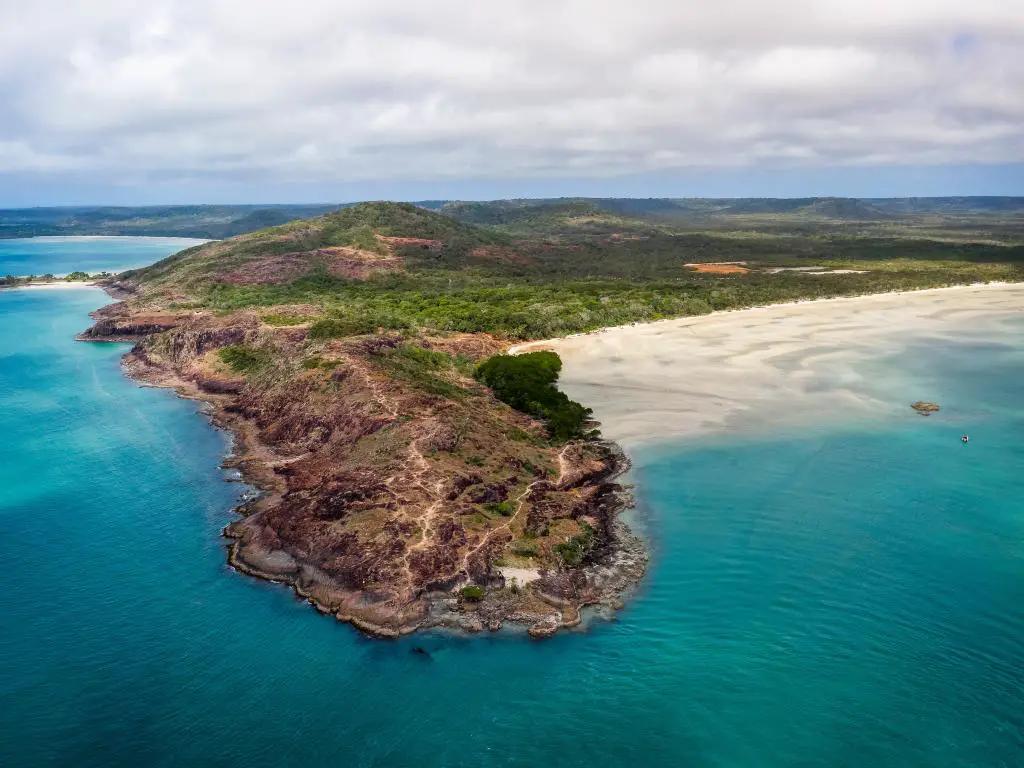 Foto aérea de la costa de Cape York Tip, Australia del Norte, rodeada por un océano turquesa
