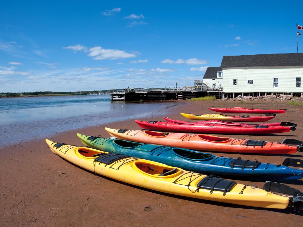 Coloridos kayaks en la playa de la Isla del Príncipe Eduardo