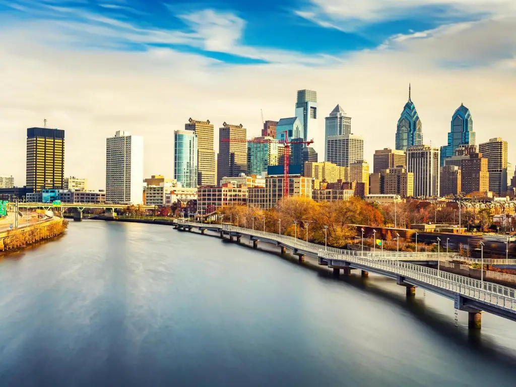 Imagen panorámica del horizonte de Filadelfia y el río Schuylkill, Pensilvania, Estados Unidos.