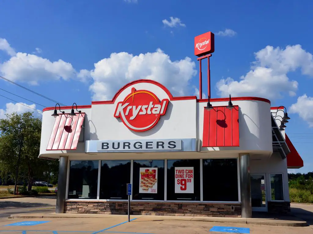 Retro Krystal's diner al borde de la carretera en Brookhaven, Mississippi, con letreros rojos en un día soleado
