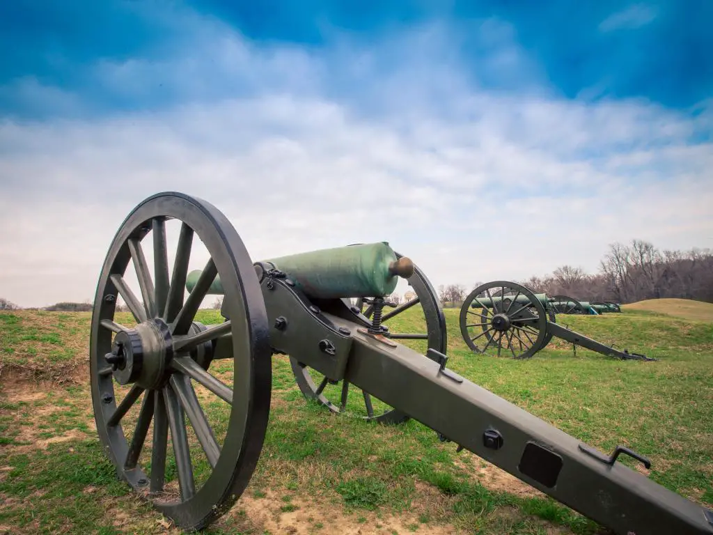 Cañón de la Guerra Civil en un campo de batalla histórico en Vicksburg, MS
