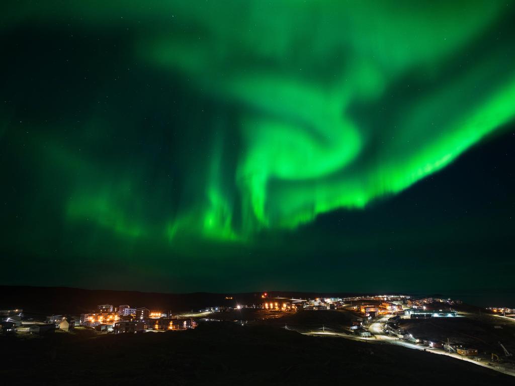 Aurora boreal sobre la ciudad de Iqaluit, Nunavut
