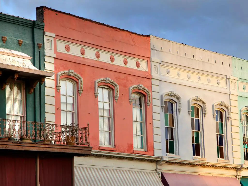 Fila de edificios históricos con fachadas coloridas en Canton, MS