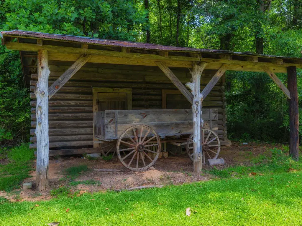 Dependencias históricas en French Camp, Mississippi, con un vagón de madera en la parte delantera