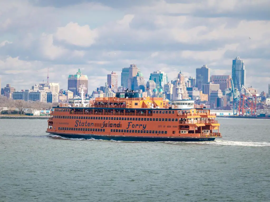 Staten Island Ferry y Lower Manhattan Skyline en un día nublado.