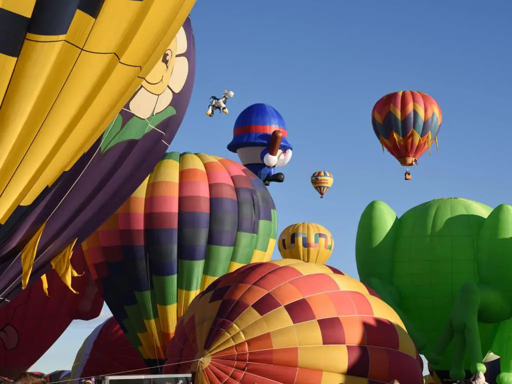 Albuquerque Balloon Fiesta, Albuquerque, Nuevo México, EE. UU. Tomada durante la ascensión matutina en un día claro y soleado.