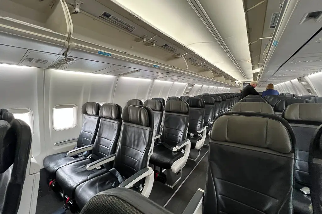 Compartimiento superior de almacenamiento en cabina de Alaska Airlines Premium Class