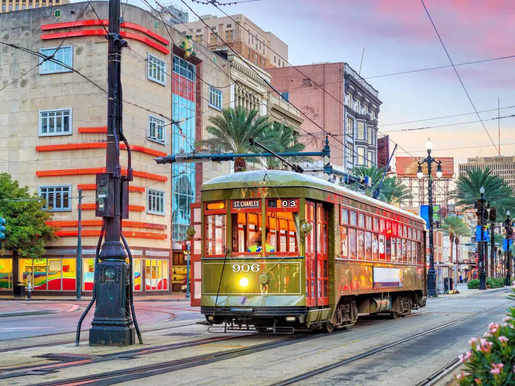 Tranvía en el centro de Nueva Orleans, Estados Unidos al atardecer