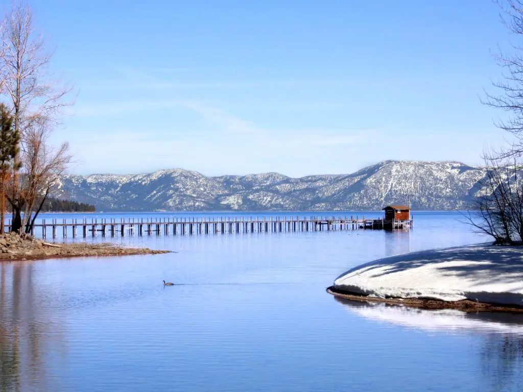 Hermosa vista invernal del lago Tahoe en Tahoe City, California