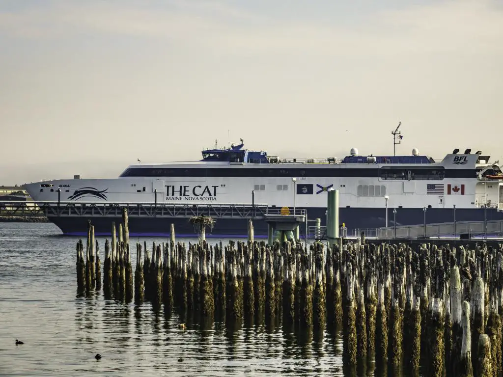 El transbordador CAT de alta velocidad se pone en marcha en un recorrido vespertino programado de 6,5 horas desde Portland Ocean Gateway hasta Yarmouth, Nueva Escocia, Canadá.
