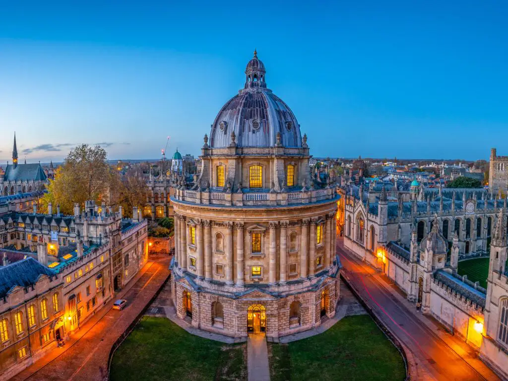La ciudad de Oxford, Reino Unido, con vistas al panorama nocturno de Oxford.