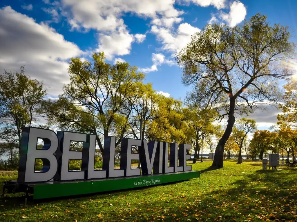 Signo de Belleville, Ontario, Canadá en el Centennial Park de East Zwick en un día soleado