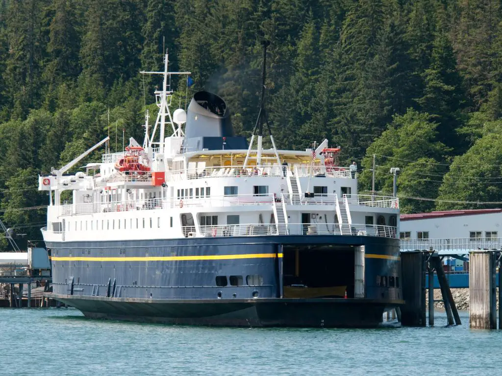 Un transbordador atracado en Juneau, Alaska.