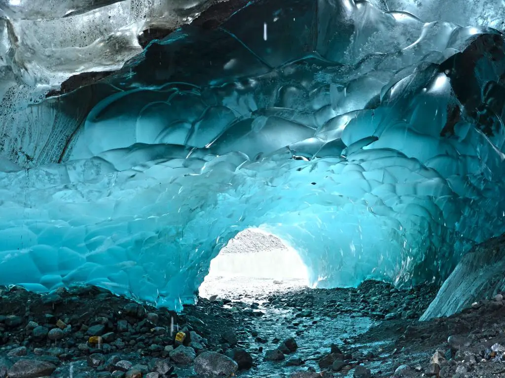 Hermosa cueva de hielo dentro de un glaciar en Juneau Alaska.