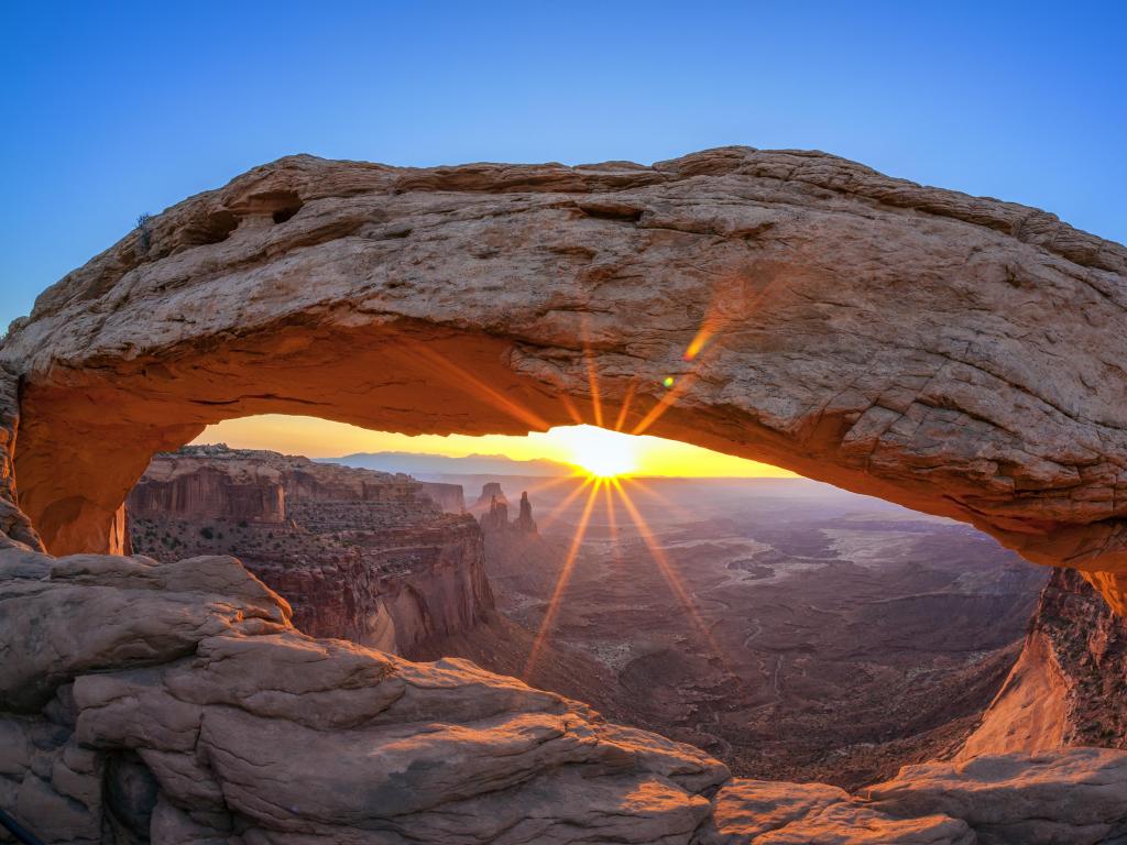 Parque Nacional Canyonlands, Utah, EE.UU. tomada al amanecer en el famoso Mesa Arch.
