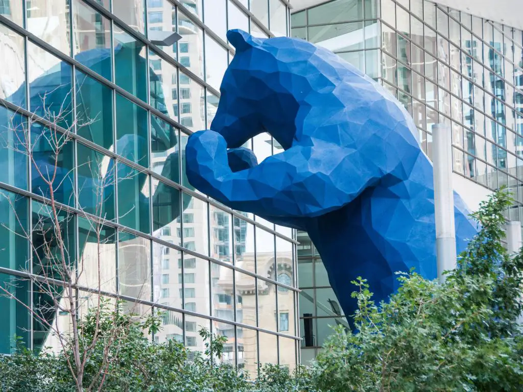 El oso azul de 40 pies de altura 