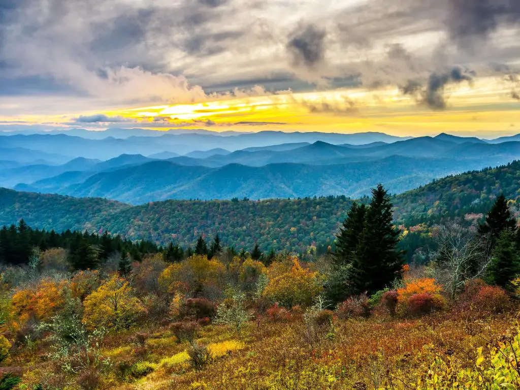 Great Smoky Mountains, Carolina del Norte, EE. UU. Con una hermosa puesta de sol de otoño sobre Cowee Mountain en Great Smoky Mountains, visto desde Blue Ridge Parkway en Carolina del Norte.