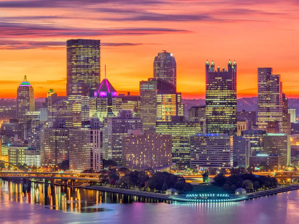 Horizonte del centro de Pittsburgh, Pensilvania, Estados Unidos sobre la confluencia de los tres ríos al amanecer.