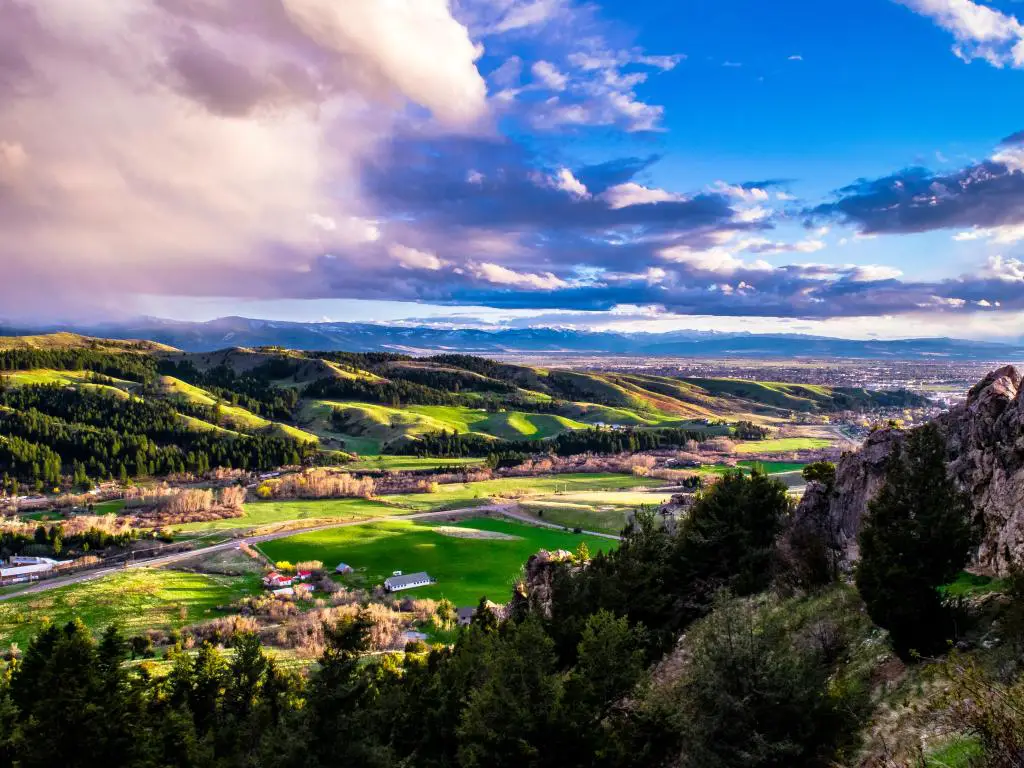 Bozeman, Montana, EE.UU. tomada al atardecer con vistas a los valles.