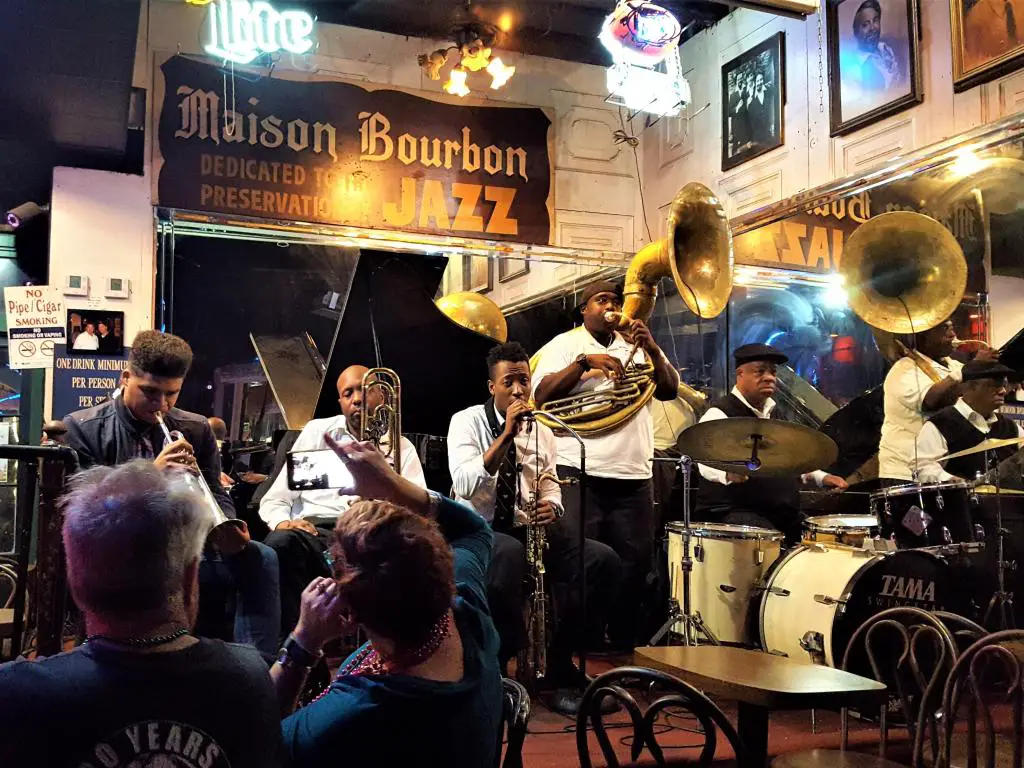 Banda de jazz tocando hermosas canciones de jazz y blues en un pub en la calle peatonal Bourbon en Nueva Orleans.