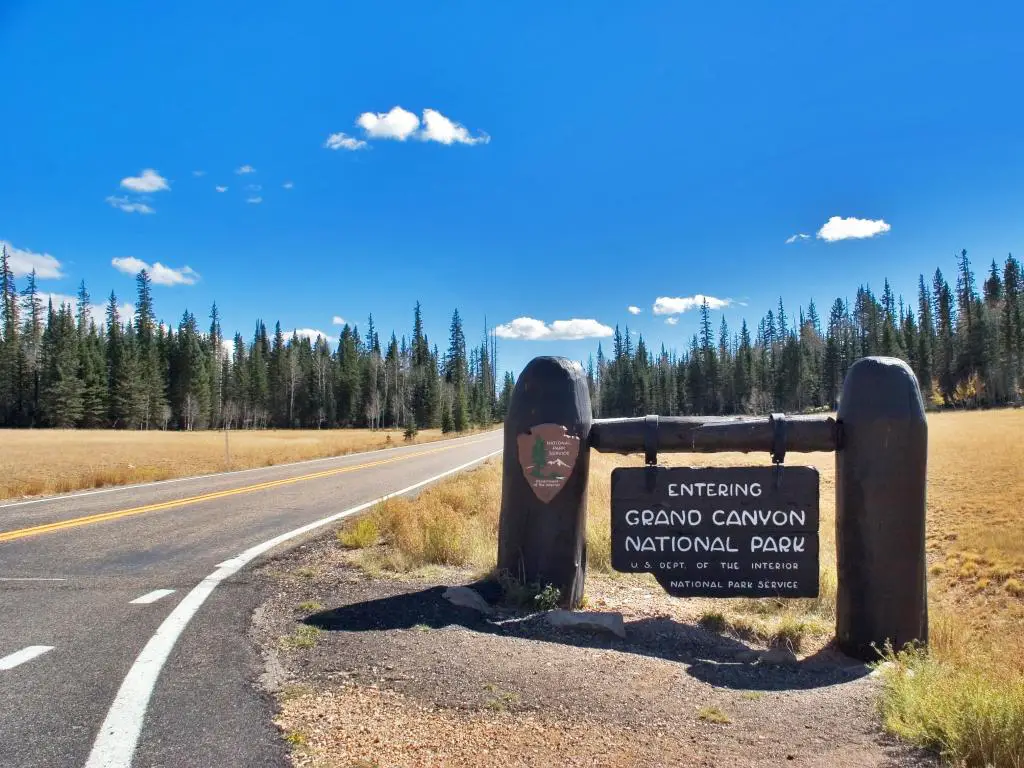 El camino está doblado en una entrada en el parque del Gran Cañón en los Estados Unidos.