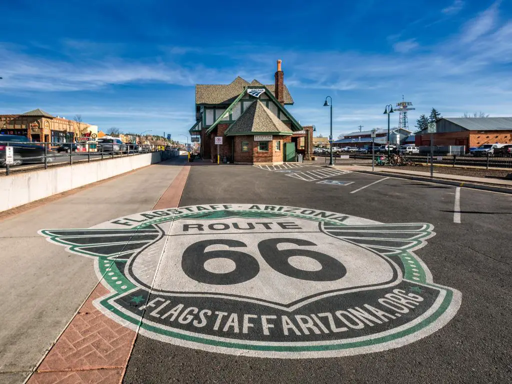 Estación de tren histórica en Flagstaff.  Está ubicado en la ruta 66 y anteriormente se conocía como depósito ferroviario de Atchison, Topeka y Santa Fe.