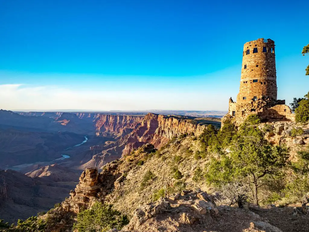 Gran Cañón Desert View Watchtower en un día soleado.