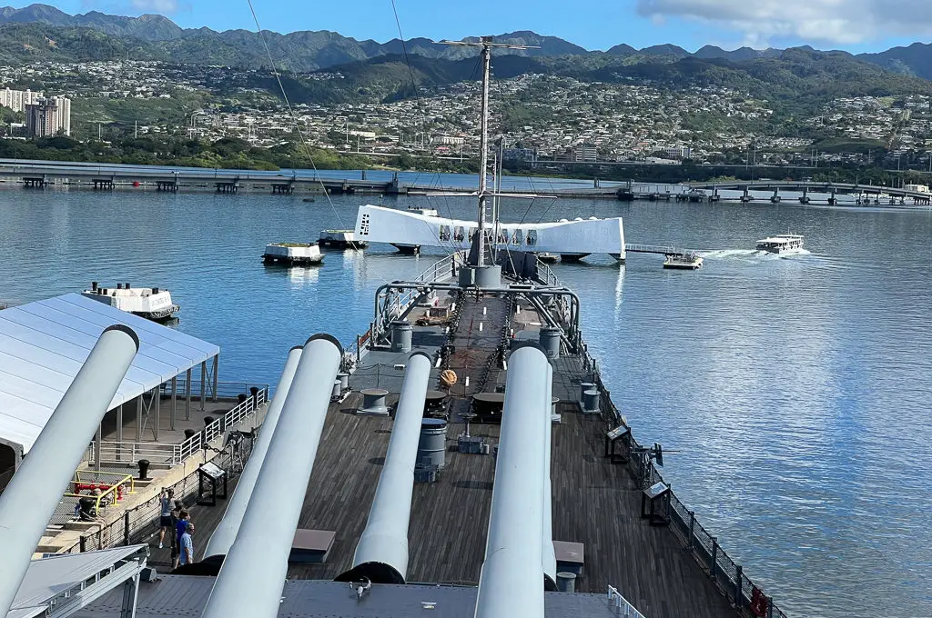 USS Missouri mirando por encima del USS Arizona en Pearl Harbor