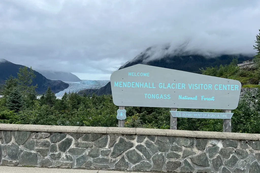 Signo del centro de visitantes del glaciar Mendenhall