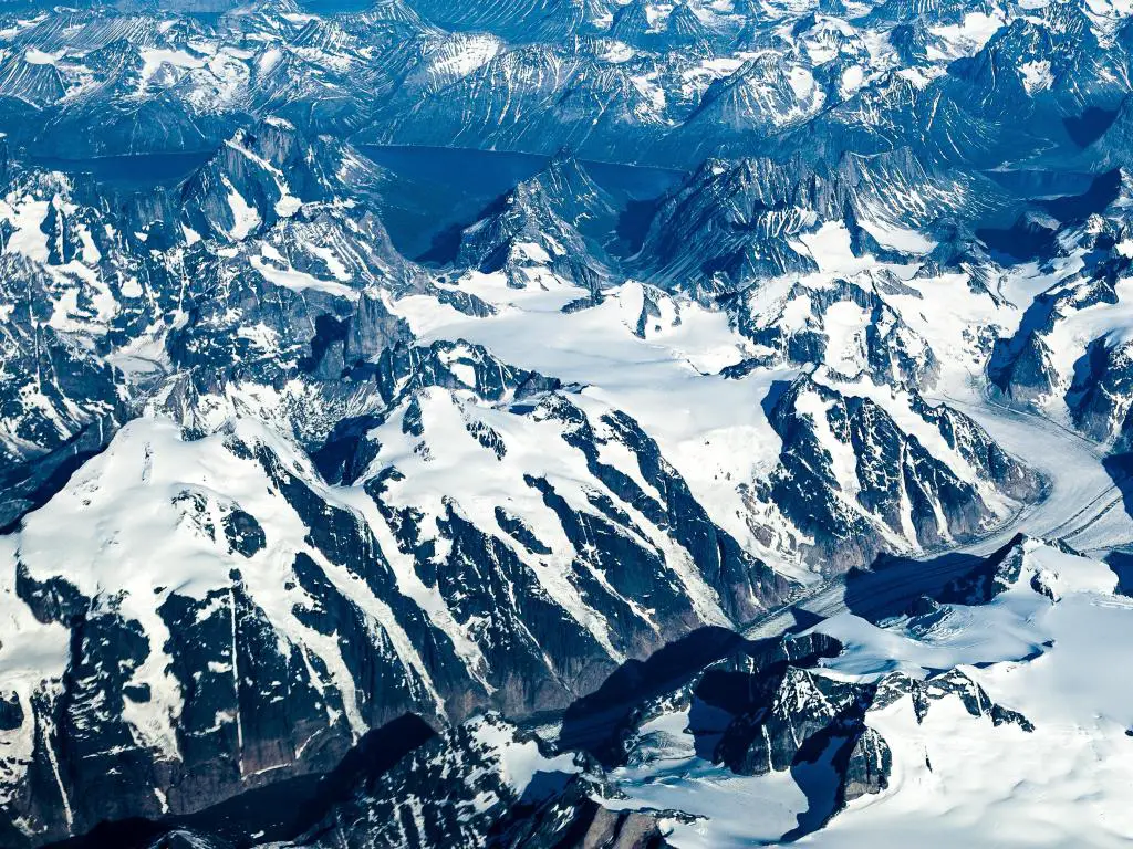 Terreno de Groenlandia compuesto por montañas, nieve y fiordos.