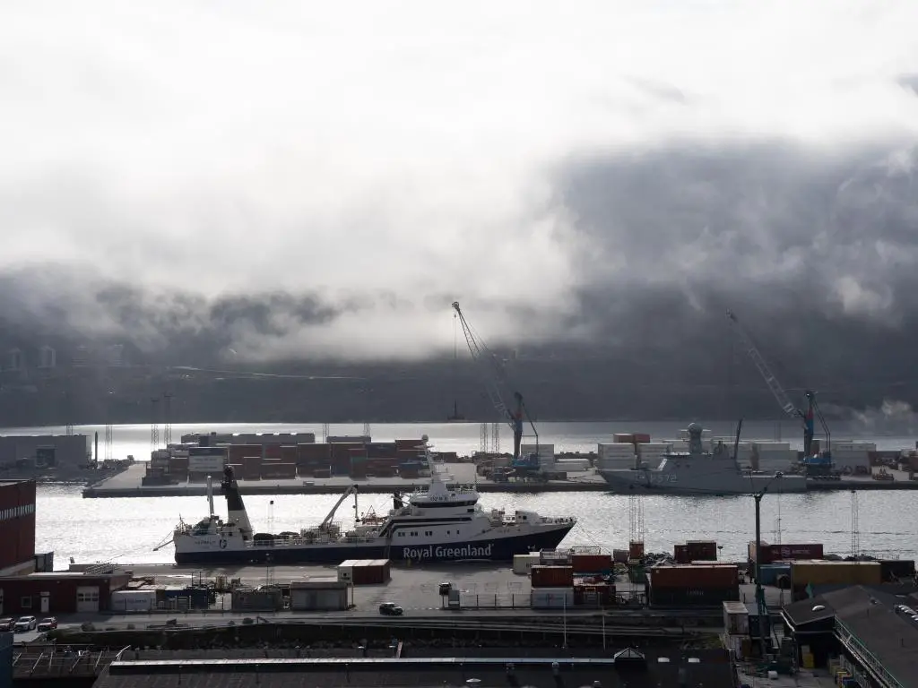 El puerto industrial de Nuuk en Groenlandia, donde los barcos de carga transportan mercancías hacia y desde la isla.