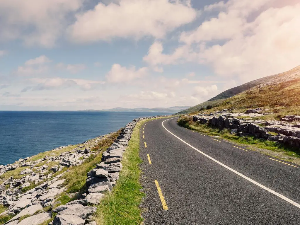 Camino salvaje del Atlántico en el oeste de Irlanda, cerca del Parque Nacional Burren.