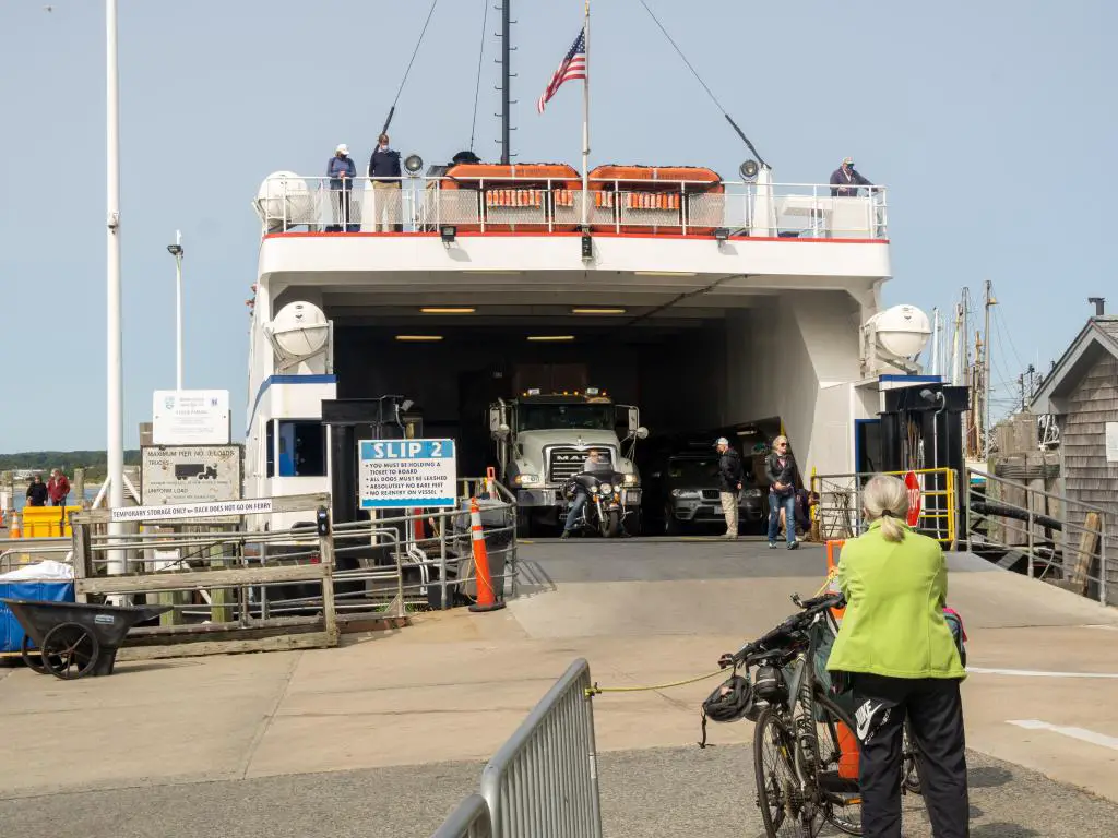 Automóviles y pasajeros que abordan el ferry de Block Island en Point Judith, Rhode Island.