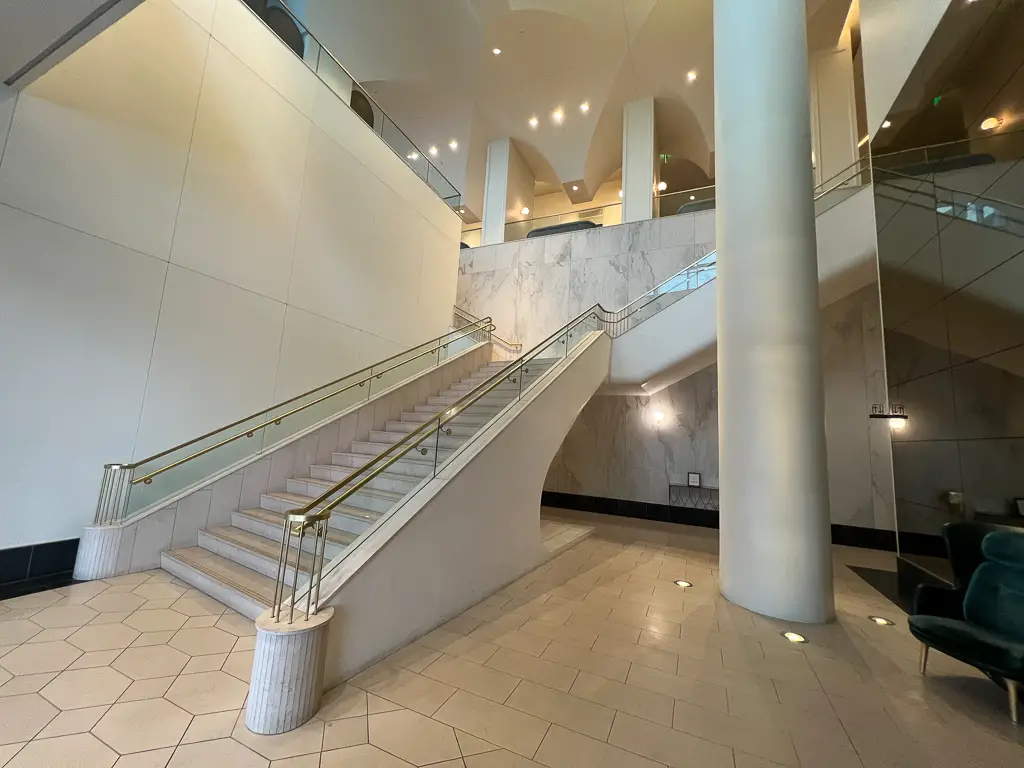 Escaleras que conducen al vestíbulo del Hotel Laura.