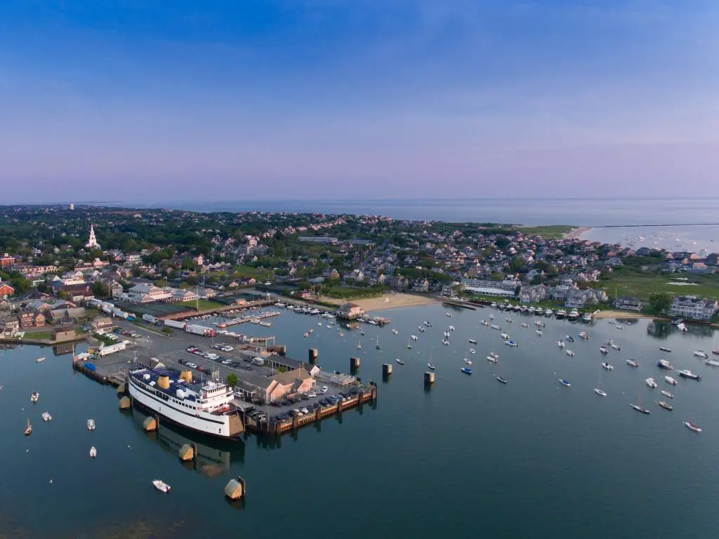 Una vista aérea del puerto de la isla de Nantucket con veleros y casas.