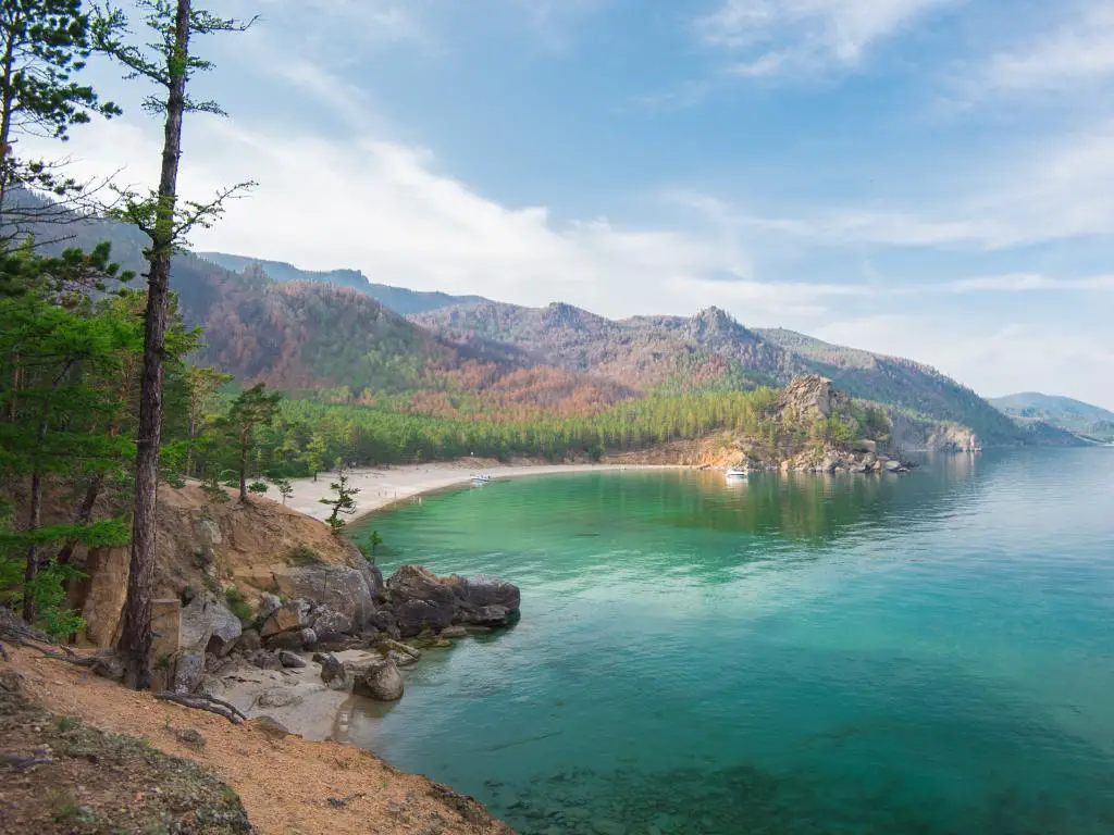 Grandma's Bay en el lago Baikal está justo en la ruta de la autopista transiberiana que atraviesa Rusia.
